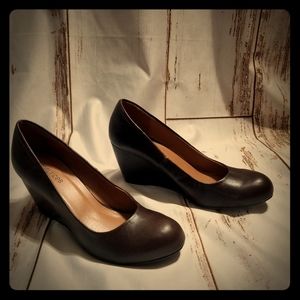 Brown round toe wedge